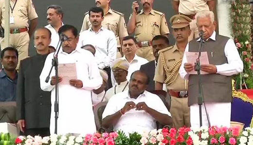 HD Kumaraswamy takes oath as the Chief Minister